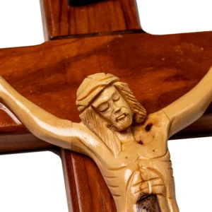 Duży drewniany Krzyż z elementami Ziemi Świętej - Drewniana postać Jezusa - widok alternatywny