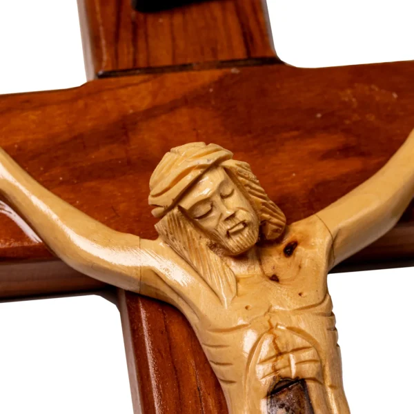 Duży drewniany Krzyż z elementami Ziemi Świętej - Drewniana postać Jezusa - widok alternatywny