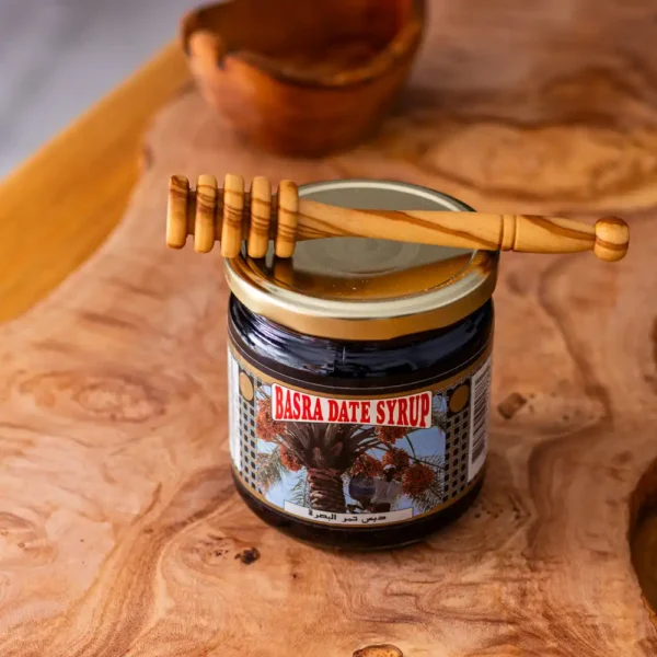 malebetlejempl-artykuly_kuchenne_aranzacja2_2-1webp - Małe Betlejem - Dewocjonalia z drzewa oliwnego Zestaw: Syrop Daktylowy + Łyżka do miodu - autentyczne dewocjonalia z Ziemi Świętej - widok alternatywny