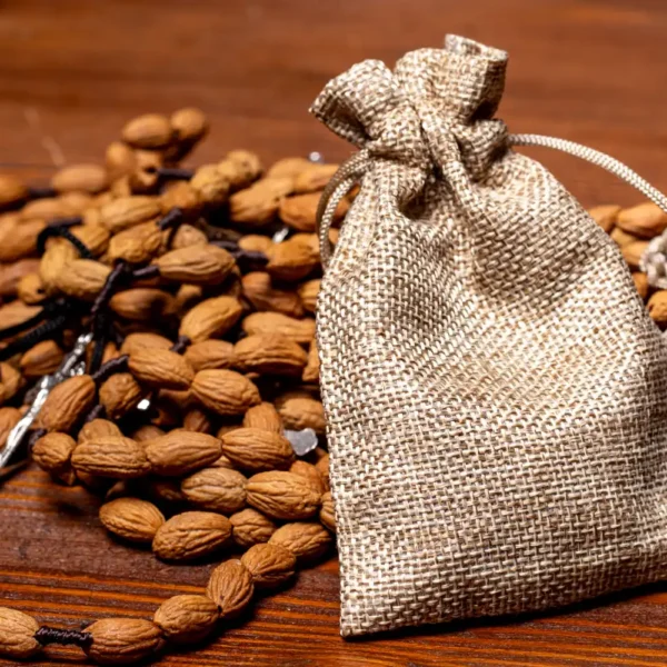 Różaniec z pestek oliwnych - detale koralików i krzyżyk